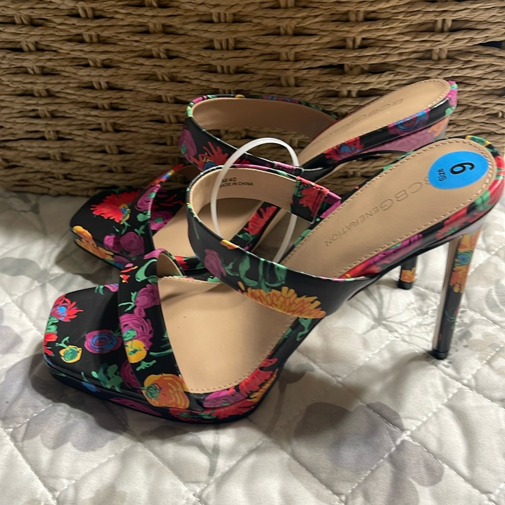 New BCBG enervation floral heels 9m